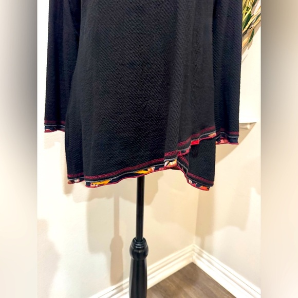 Parsley & Sage Black Tunic with Floral Accents Asymmetrical Hem size Medium - Picture 2 of 10
